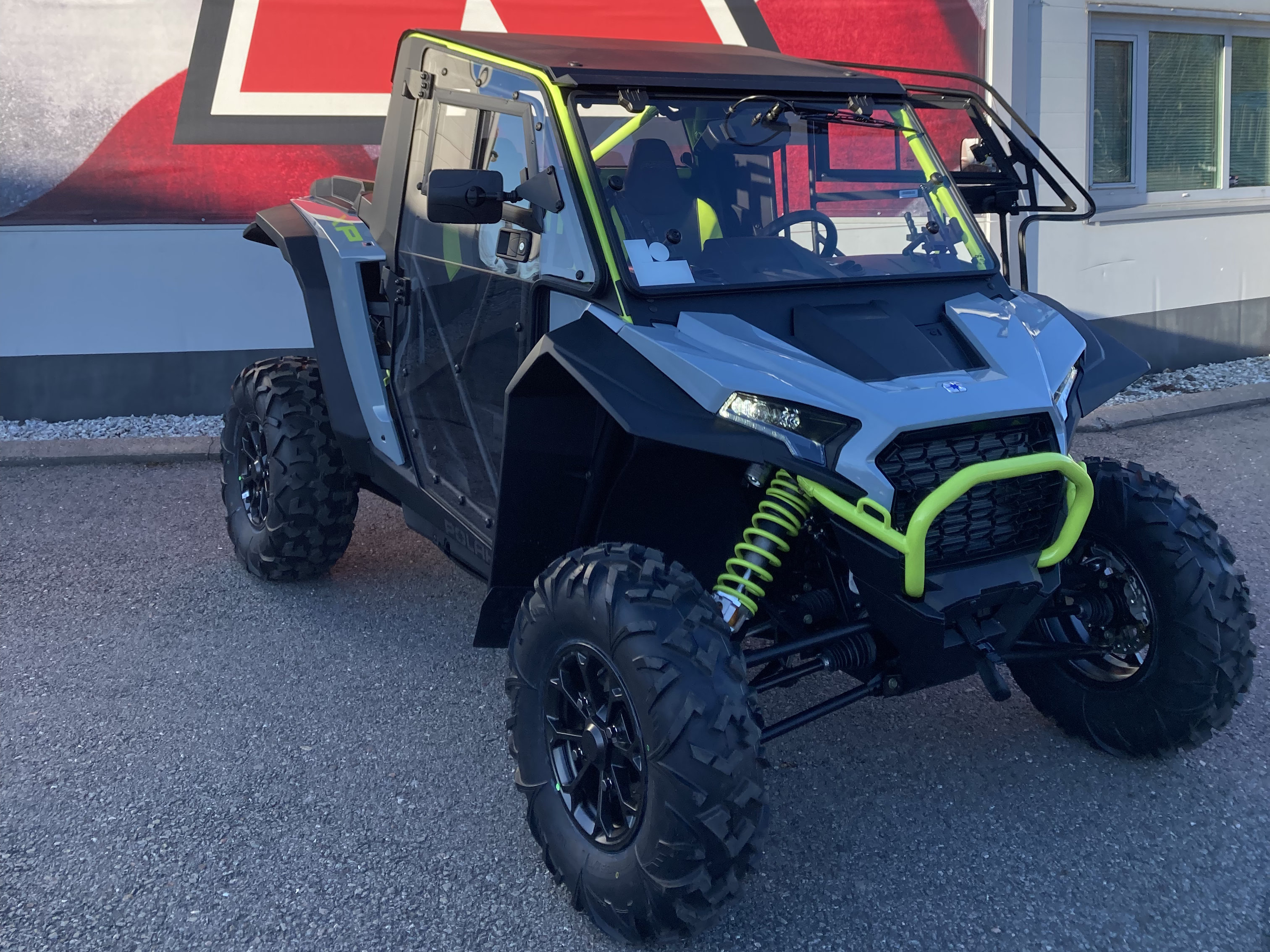 POLARIS RZR 1000 XP EPS T1b DFK-lämpöhytillä<br>alk. 28 900 € + tk